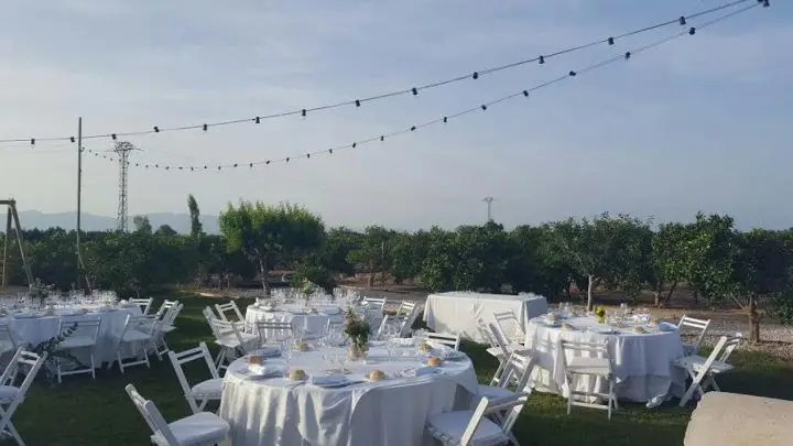 Montaje en blanco con sillas madera blanco