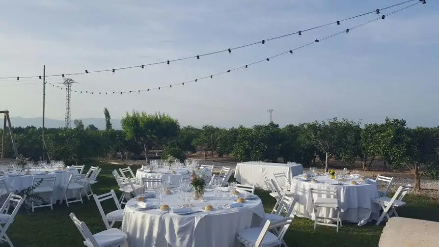 Montaje en blanco con sillas madera blanco