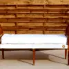 Cheslong madera asiento blanco, med. – alquiler para eventos