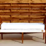 Cheslong madera asiento blanco, med. – alquiler para eventos