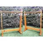 Percheros madera miel, med. 1,50 x 1,80 x 60 cm – alquiler para eventos