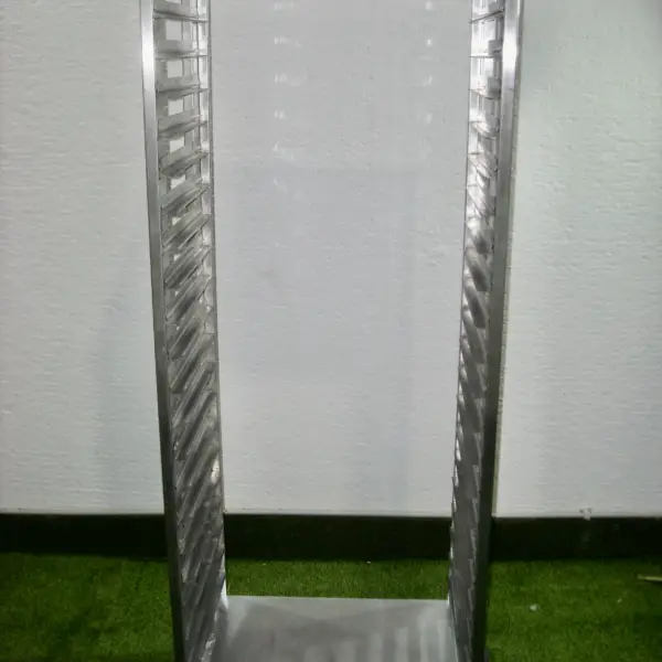Carro 22 Bandejas Inox. 178 Al X 67 An X 43 F – alquiler para eventos