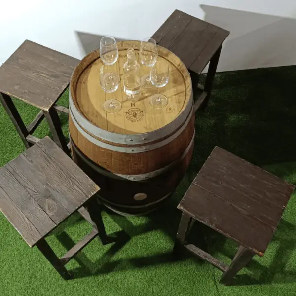 Taburetes y Barrica Vino