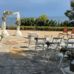Silla plegable de madera blanca estilo vintage – alquiler para eventos